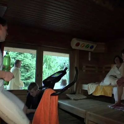 Ausdauertraining und Vortrag über Extremlaufen, Sportpsychologie und Mentaltraining in 60°C heißer Sauna | Dr. Michele Ufer